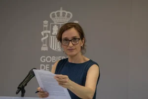 La ministra de Sanidad, durante la presentación del informe.