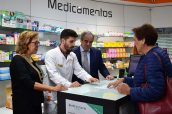 La consejera de Sanidad de Aragón, Pilar Ventura, y el presidente del CGCOF, Jesús Aguilar, en el momento de la prueba de 'Mi Farmacia Asistencial'