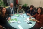 Imagen de la reunión de representantes del CGCOF con María Luisa Carcedo, del PSOE.