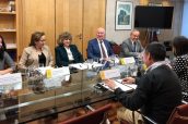 Imagen de la reunión de la ministra de Sanidad en funciones con el presidente del Comité Nacional para la Prevención del Tabaquismo.