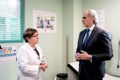 El consejero de Sanidad de Madrid, Enrique Ruiz Escudero, durante su visita al Centro de Salud Almendrales
