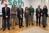 Algunos de los integrantes del Comité Asesor de Pacientes de la SEFH, junto a miembros de la sociedad, como su presidenta, Olga Delgado.