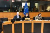 Imagen de la participación de representantes del Sescam en una mesa sobre medicamentos peligrosos en el Parlamento Europeo.