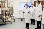 Ursula von der Leyen en una visita a una planta de vacunas covid-19 de Pfizer.