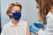 Ursula von der Leyen, presidenta de la Comisión Europea,  vacunándose frente al covid-19