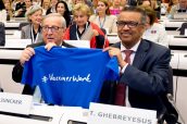 Jean-Claude Juncker y Tedros Adhanom Ghebreyesus en el Global Vaccination Summit.