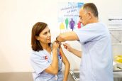 Profesionales sanitarios vacunándose de gripe
