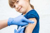 Vacunación niña