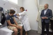 Imagen de la vacunación contra el meningoco a un joven en Madrid.