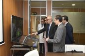 El presidente del Gobierno de La Rioja en su visita al Cibir, donde conoció los trabajos que se realizan en el área de cáncer.