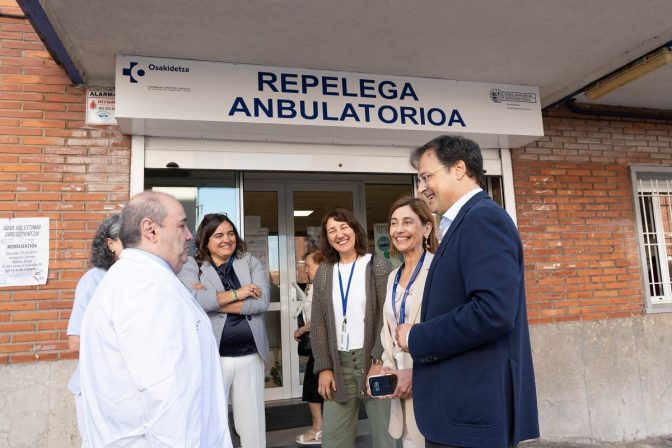 El consejero Alberto Martínez, conversa con unos profesionales durante su visita el ambulatorio de Repelega (Portugalete)