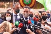 Santiago Abascal ante los medios tras presentar el recurso de inconstitucionalidad.