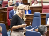 Ester Monzón, durante una intervención en el pleno del Parlamento  de Canarias.