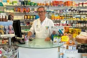 Antonio Galiano en su farmacia de Los Molinos.