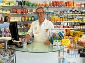 Antonio Galiano en su farmacia de Los Molinos.