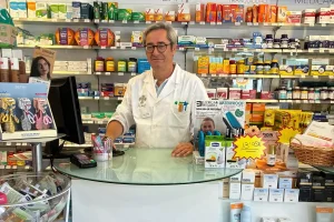 Antonio Galiano en su farmacia de Los Molinos.