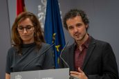 Pedro Gullón, junto a la ministra de Sanidad, Mónica García.