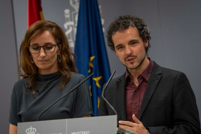 Pedro Gullón, junto a la ministra de Sanidad, Mónica García.