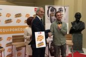 El consejero de Sanidad de Madrid, Enrique Ruiz Escudero, entrega el carnet del Equipo Médula a uno de los donantes durante el acto de presentación de la campaña.