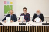 El director de Farmacia del País Vasco, Iñaki Betolaza, el concejal de Servicios Sociales de Hernani, Xabier Lertxundi, y el presidente del COF de Guipúzcoa, Ángel Garay.