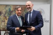 Imagen de la firma del convenio entre el COF de Madrid y la UCM.