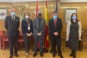 Juan Carlos Conde, Mercedes González Gomis, Cristóbal López de Manzanara, Luis González Díez y Magdalena Colino González, tras la reunión entre Cofm y Adefarma.