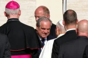 El presidente del CGCOF, Jesús Aguilar, saluda al Papa León XIV, durante la audiencia de la PGEU.
