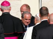 El presidente del CGCOF, Jesús Aguilar, saluda al Papa León XIV, durante la audiencia de la PGEU.