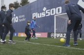 Entrenamiento de los niños de la escuela con Renan Lodi, futbolista del primer equipo del Atlético de Madrid.