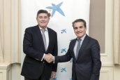 El presidente de Fundación Mehuer, Manuel Pérez, con el responable de Caixabank en Andalucía.