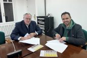 El presidente del COFG, Miguel Ángel Gastelurrutia, y Gorka Murua, alcalde de Irura, durante la firma del convenio.