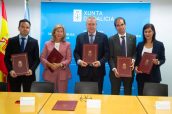 El consejero de Sanidad, Antonio Gómez Caamaño, y los presidentes de los cuatro COF de Galicia, Sara Catrain, de La Coruña; Alejandro Sánchez, de Lugo; Santiago Leyes, de Ourense; y Beatriz García, de Pontevedra