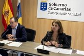 El consejero de Sanidad del Gobierno de Canarias, Blas Trujillo, y la directora del Servicio Canario de la Salud (SCS), Elizabeth Hernández.