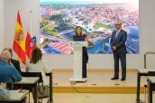 La presidenta, Mª José Sáenz de Buruaga y el consejero César Pascual, durante la presentación del proyecto.