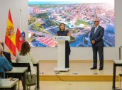 La presidenta, Mª José Sáenz de Buruaga y el consejero César Pascual, durante la presentación del proyecto.