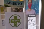 Detalle de un cartel en una farmacia adherida al acuerdo de Aragón.