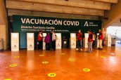 Acceso pafra las personas a vacunar, en el estadio sevillano.