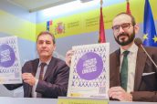 Imagen de las RR.SS. de la delegación del Gobierno castellano manchega en la que presidente colegial y delegado exhiben el 'punto violeta'