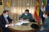 Imagen de la firma del convenio por parte del COF de Cáceres.