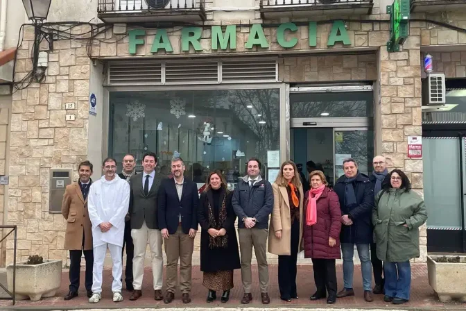 José Antonio Pizarroso, titular de la oficina de farmacia, acompañado por responsables del Colegio Oficial de Farmacéuticos de Madrid, representantes institucionales de la Comunidad de Madrid y de los ayuntamientos de Pozuelo del Rey y localidades limítrofes, en el acto de presentación de un proyecto para impulsar la farmacia rural mediante servicios farmacéuticos asistenciales.