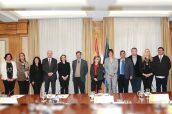 Foto de presentación del CAPF en abril de 2019 con sus miembros iniciales, junto a la cúpula del Ministerio de Sanidad, encabezada por la entonces ministra, María Luisa Carcedo