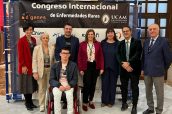 a directora de Acceso de Farmaindustria, Isabel Pineros (en el centro), junto a participantes del Congreso Internacional de Enfermedades Raras.