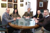 Imagen de la firma del convenio entre el COF de Cádiz y Cruz Roja para promocionar la salud.