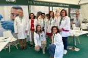 Farmacéuticos participantes en el stand de COFM durante el Día de las profesiones