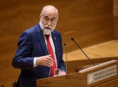 El consejero Domínguez en el Parlamento navarro.