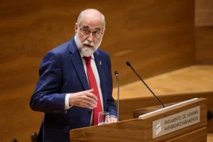 El consejero Domínguez en el Parlamento navarro.