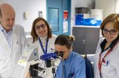 De izquierda a derecha, el Dr. Felipe Prósper, la Dra. Susana Inogés, Rebeca Lara, técnico de laboratorio y la Dra. Ascensión López en el laboratorio GMP de Terapia Celular de la Clínica Universidad de Navarra.