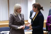 La ministra Mónica García, conversa con su homóloga alemana Nina Warken, antes del inicio de la reunión.