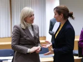 La ministra Mónica García, conversa con su homóloga alemana Nina Warken, antes del inicio de la reunión.