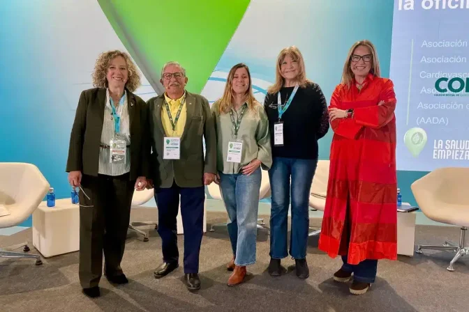 Alicia Moro, coordinadora de la Estrategia de Pacientes y vocal de No Ejercientes en funciones del Colegio Oficial de Farmacéuticos de Madrid (COFM); Juan Manuel Ortiz, presidente de la Asociación Madrileña de Pacientes Anticoagulados y Cardiovasculares (AMAC); África Luca de Tena, presidenta de la Asociación de Afectados por la Dermatitis Atópica (AADA); Pilar Martínez Gimeno, presidenta de honor de la Asociación Diabetes Madrid (ADM), y Pilar Laguna, patrono y directora de Comunicación de la Asociación Visual TEAF.